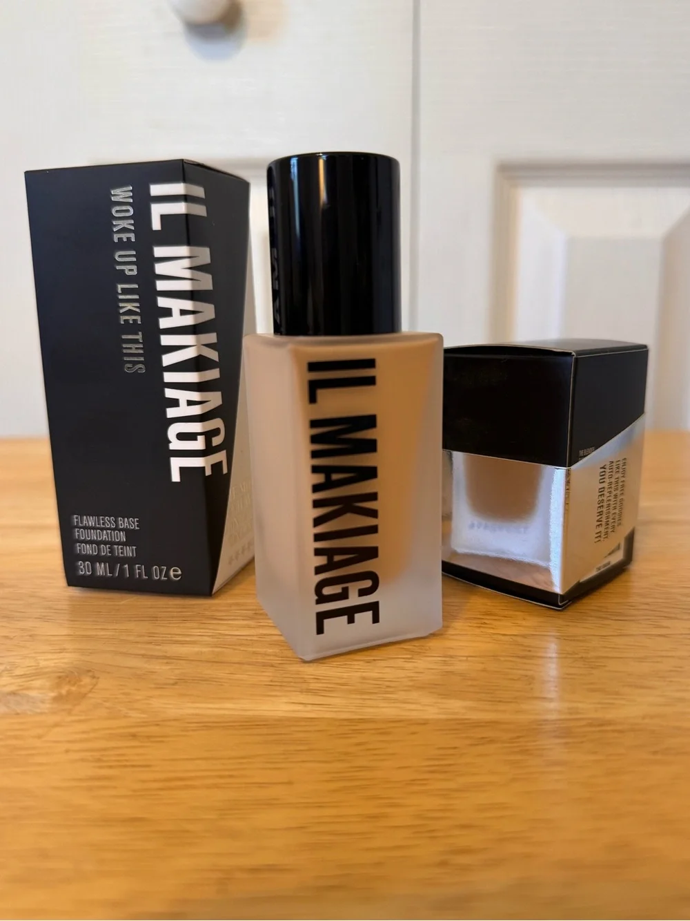 IL MAKIAGE NEW Flawless Base Foundation I WOKE UP LIKE THIS with Base Sponge